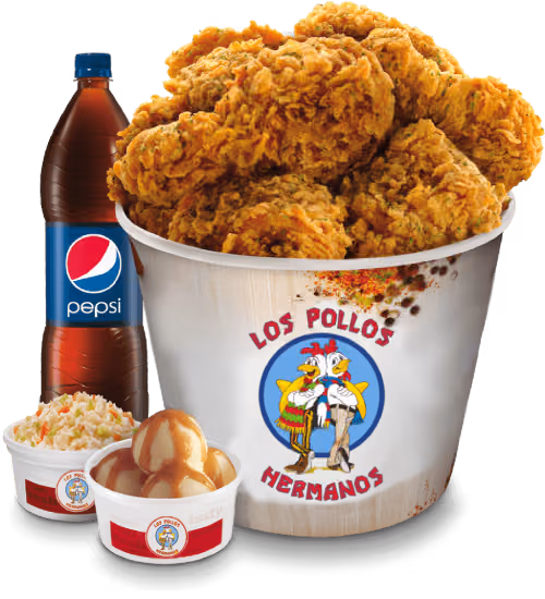 Bucket de pollo frito, crujiente por fuera y jugoso por dentro, acompañado de una botella de Pepsi, ensalada de col y puré de papa con salsa gravy