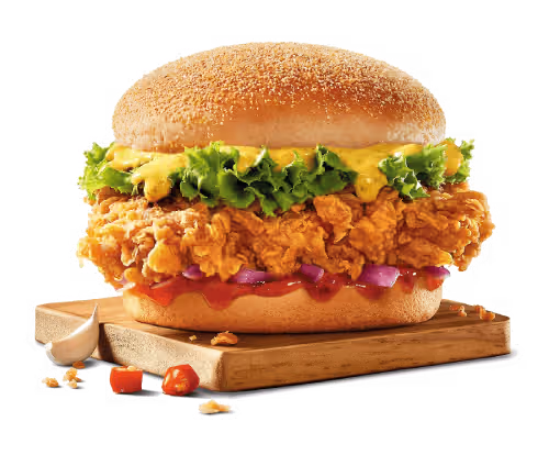 Sandwich crispy vegetariano sabor pollo, acompañado de hojas de lechuga, cebolla morada y salsa especial, presentado sobre una tabla de madera
